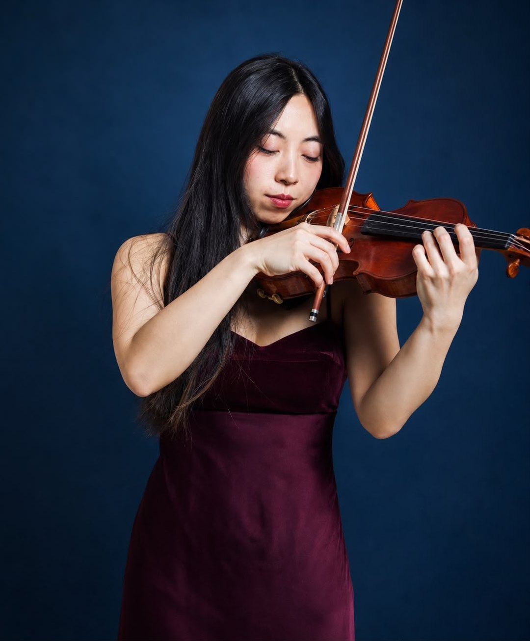 Angelina Dong playing the violin
